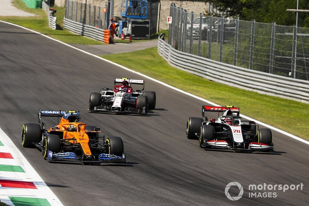Lando Norris, McLaren MCL35, Antonio Giovinazzi, Alfa Romeo Racing C39 y Kevin Magnussen, Haas VF-20 