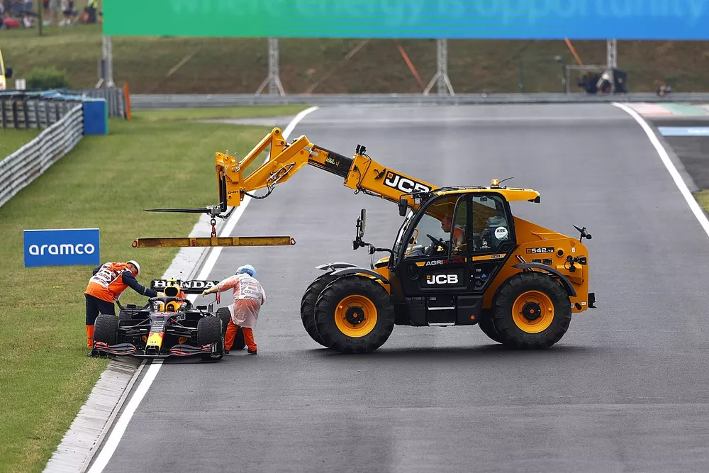 Los oficiales de pista retiran el coche da&ntilde;ado de Sergio P&eacute;rez, Red Bull Racing RB16B