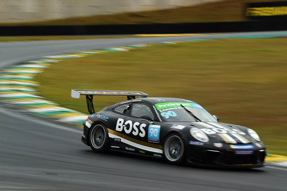Carro de Eduardo Azevedo e Ricardo Maur&iacute;cio