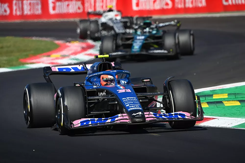 Esteban Ocon, Alpine A522, Lance Stroll, Aston Martin AMR22