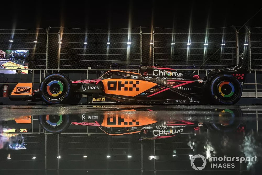 Daniel Ricciardo, McLaren MCL36, heads to the grid
