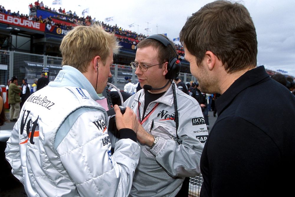 Kimi Raikkonen, McLaren, habla con su ingeniero de carrera, Mark Slade