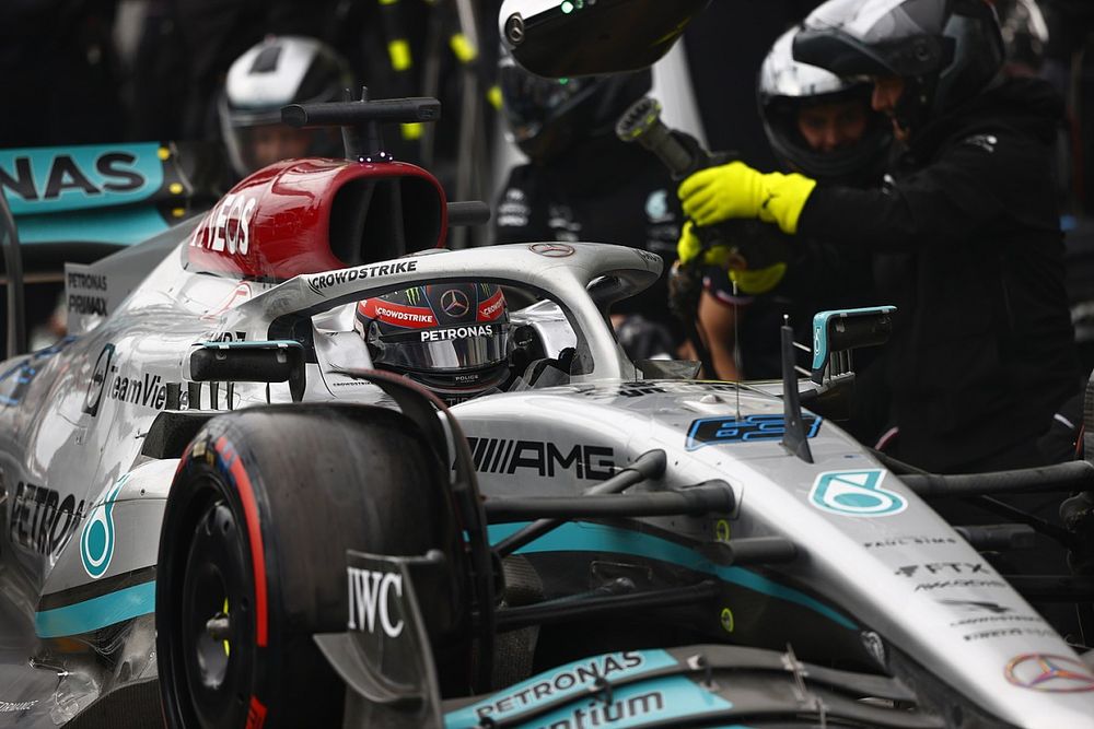 George Russell, Mercedes W13, in the pits