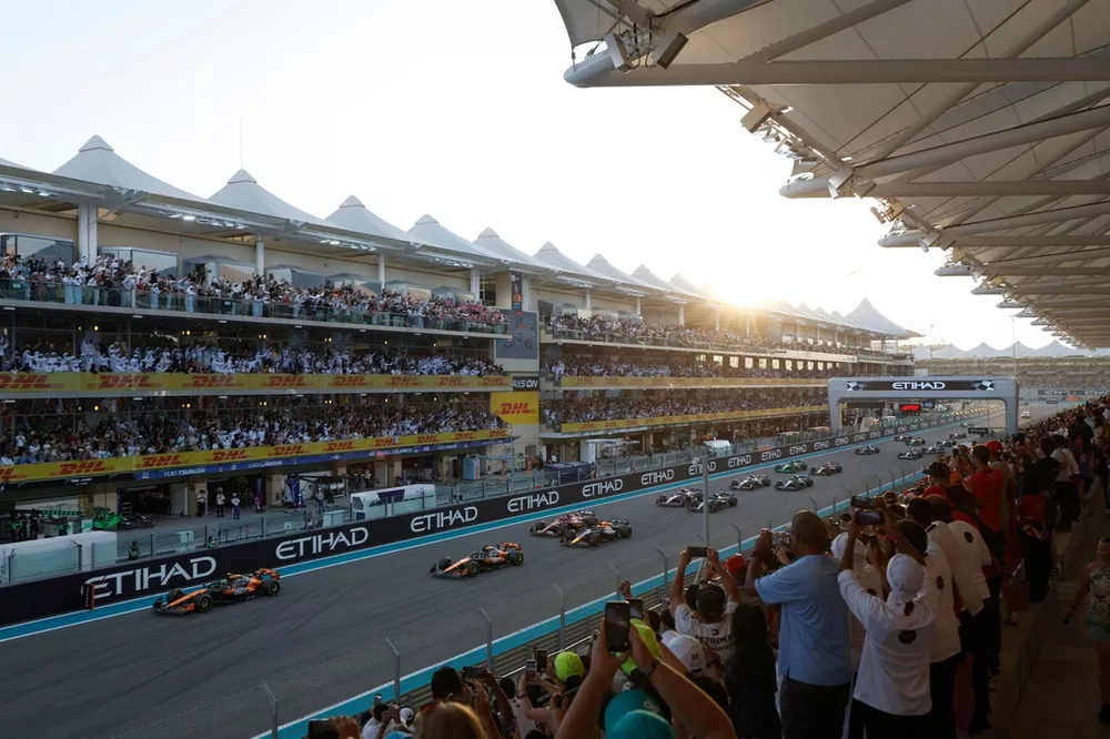 Lando Norris, McLaren MCL38, Oscar Piastri, McLaren MCL38, Max Verstappen, Red Bull Racing RB20, Carlos Sainz, Ferrari SF-24, the rest of the field at the start
