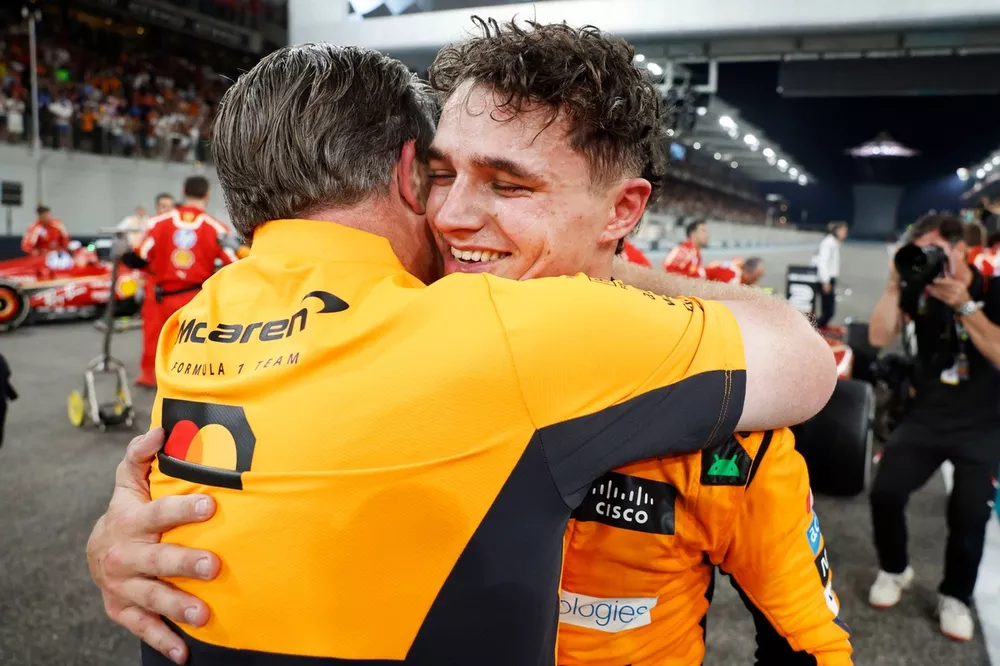 Zak Brown, CEO, McLaren Racing, Lando Norris, McLaren F1 Team, 1e positie, vieren na de race