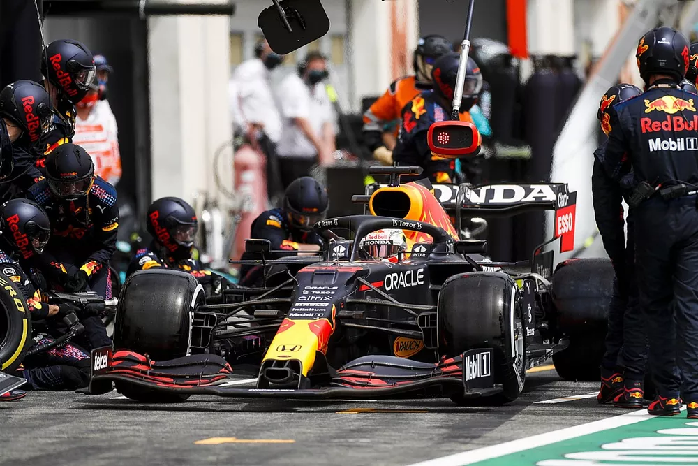 Max Verstappen, Red Bull Racing RB16B, dans la voie des stands
