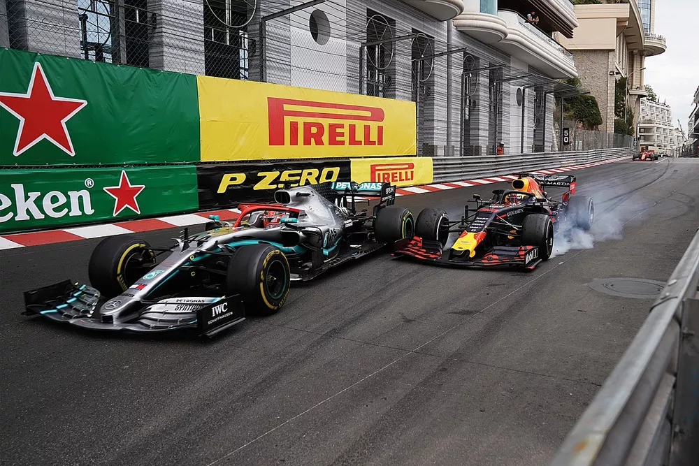Max Verstappen, Red Bull Racing RB15, hace contacto con el l&iacute;der Lewis Hamilton, Mercedes AMG F1 W10