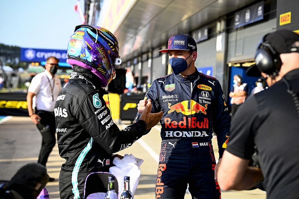Ganador de la primera posici&oacute;n para la carrera Sprint Lewis Hamilton, Mercedes y segundo puesto Max Verstappen, Red Bull Racing, en Parc Ferme