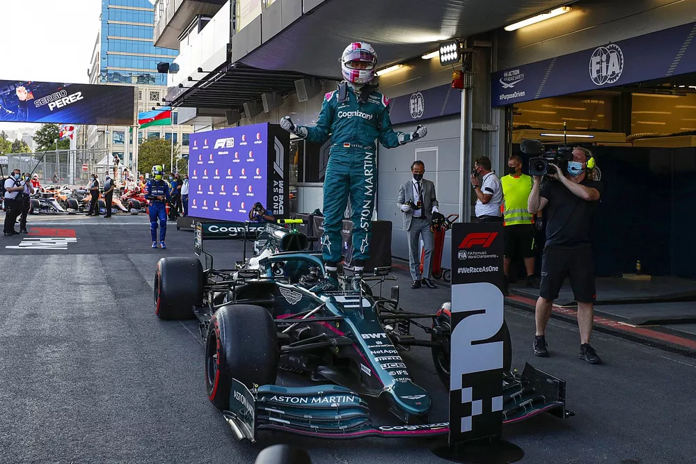 Sebastian Vettel, Aston Martin, c&eacute;l&egrave;bre sa 2ᵉ place en arrivant au parc ferm&eacute;