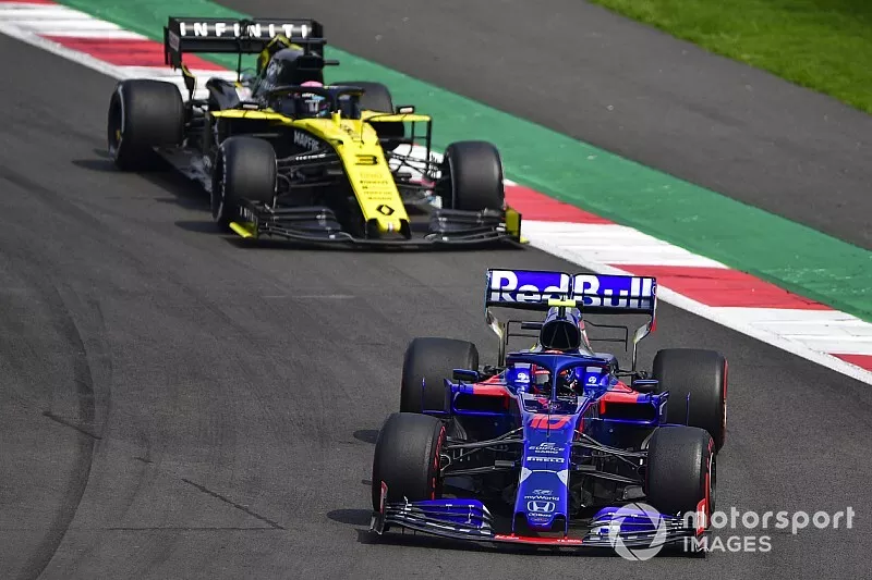 Pierre Gasly, Toro Rosso STR14, leads Daniel Ricciardo, Renault R.S.19