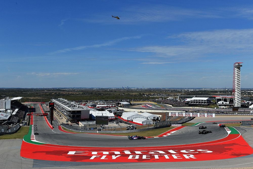 Kimi Raikkonen, Alfa Romeo Racing C38, devant Nico Hulkenberg, Renault F1 Team R.S. 19, Daniil Kvyat, Toro Rosso STR14, et Romain Grosjean, Haas F1 Team VF-19