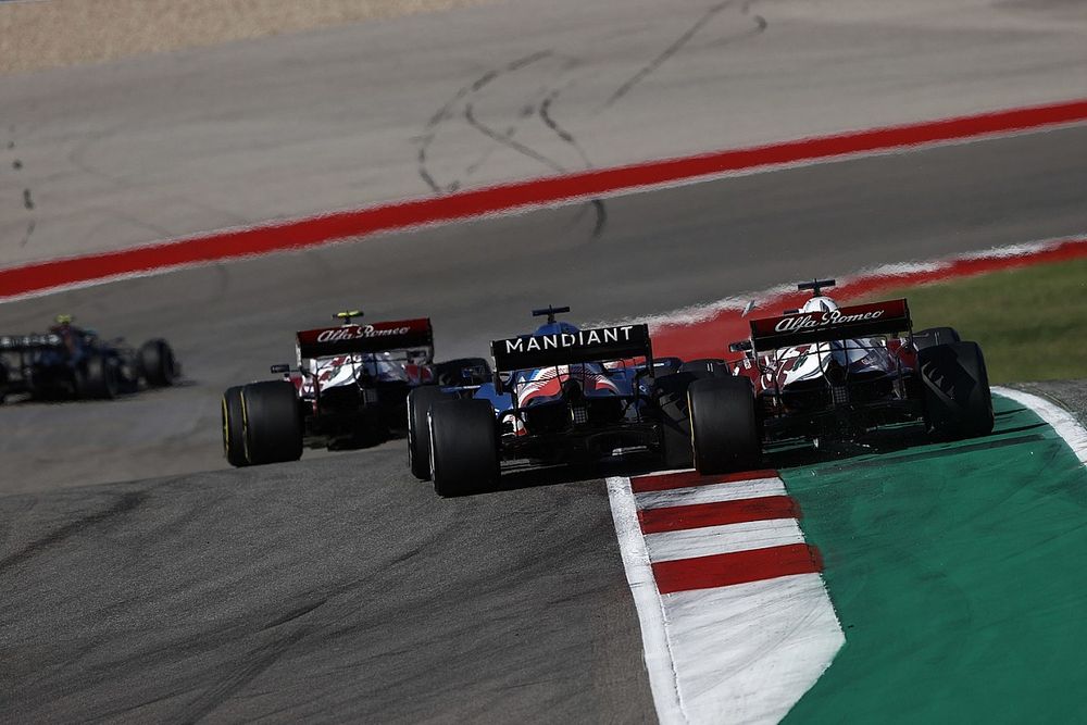 Antonio Giovinazzi, Alfa Romeo Racing C41, Fernando Alonso, Alpine A521, y Kimi Raikkonen, Alfa Romeo Racing C41.