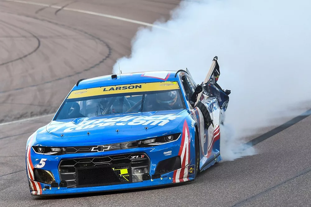 Champion Kyle Larson, Hendrick Motorsports, Chevrolet Camaro HendrickCars.com