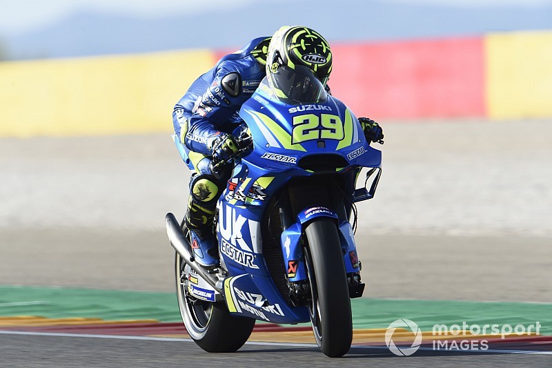 Iannone lidera el warm up y Márquez se va al piso