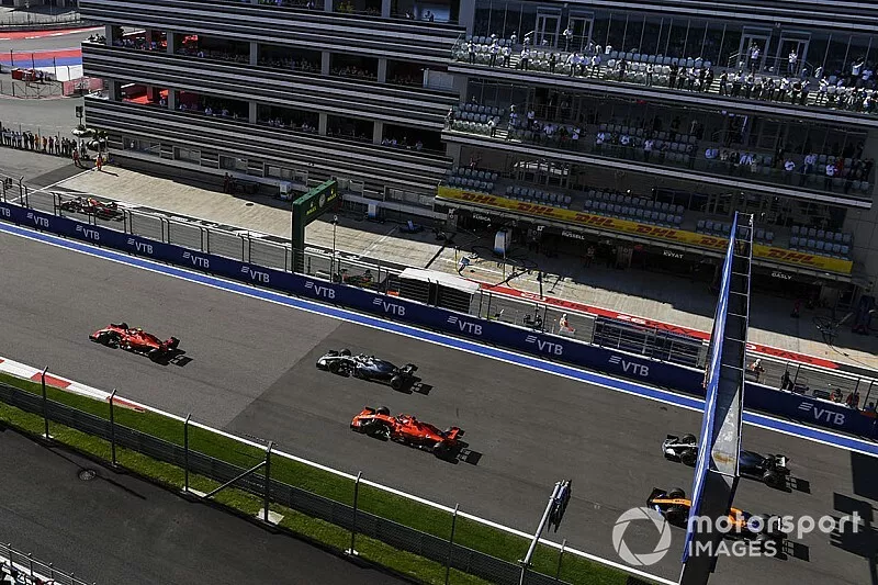 Charles Leclerc, Ferrari SF90, devant Lewis Hamilton, Mercedes AMG F1 W10, Sebastian Vettel, Ferrari SF90, Valtteri Bottas, Mercedes AMG W10, Carlos Sainz Jr., McLaren MCL34, Nico Hulkenberg, Renault F1 Team R.S. 19, et le reste du peloton au d&eacute;part