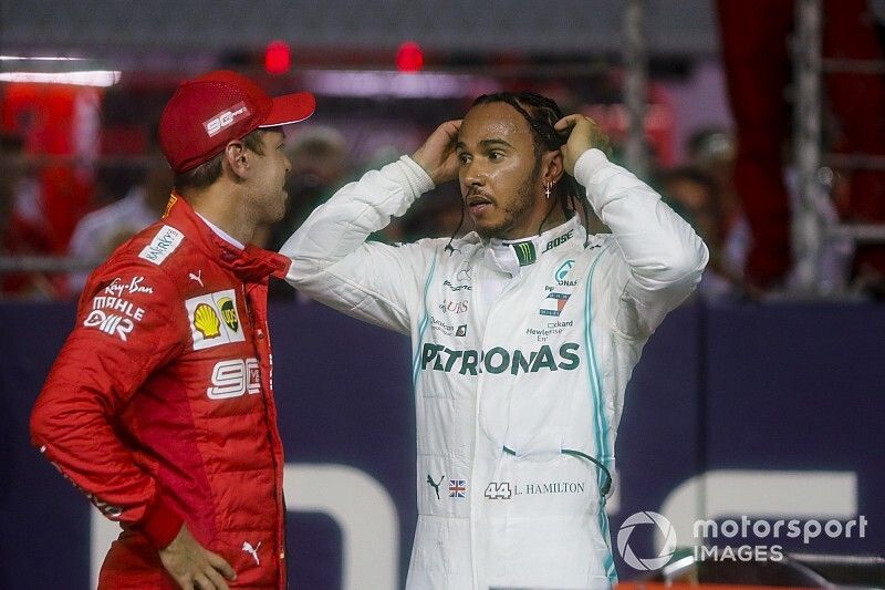 Sebastian Vettel, Ferrari, con Lewis Hamilton, Mercedes AMG F1