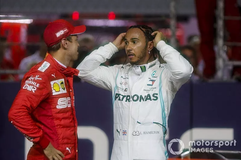 Sebastian Vettel, Ferrari, parla con Lewis Hamilton, Mercedes AMG F1