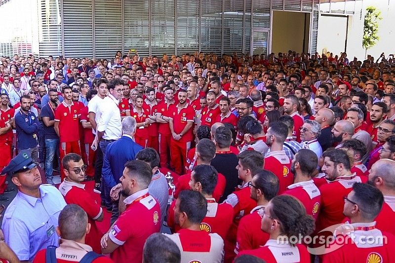 Mattia Binotto y Charles Leclerc celebran en Maranello