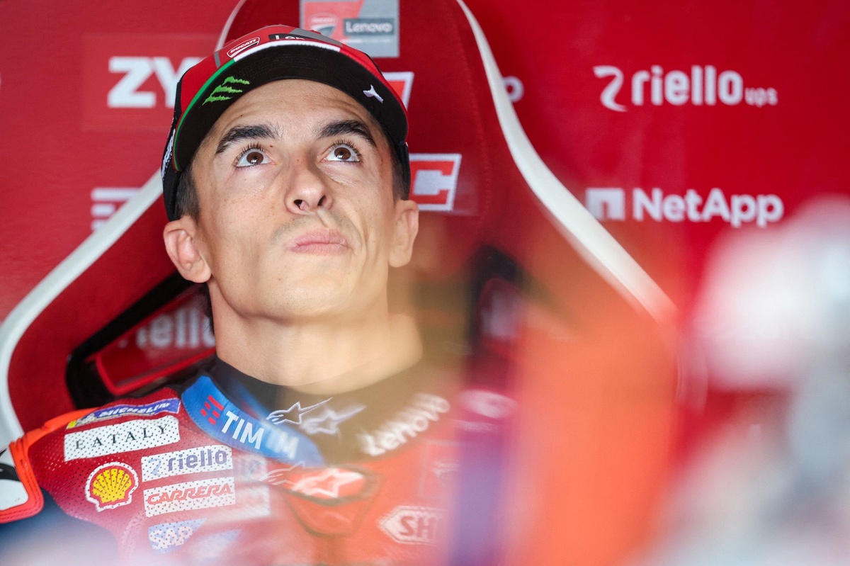 Bezzecchi se rompe la clavícula y Márquez frena a quienes celebran el 'karma'