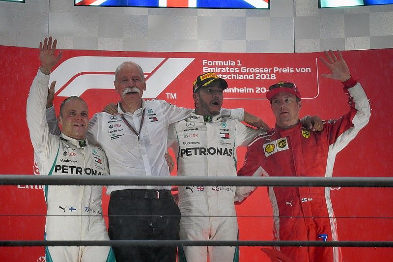 Podio: segundo lugar Valtteri Bottas, Mercedes-AMG F1, Dr. Dieter Zetsche, CEO de Daimler AG, y el ganador de la carrera Lewis Hamilton, Mercedes-AMG F1 y el tercer lugar Kimi Raikkonen, Ferrari 