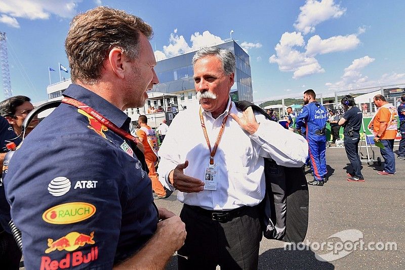 Christian Horner, director del equipo Red Bull Racing y Chase Carey, director ejecutivo y presidente ejecutivo de Formula One Group 