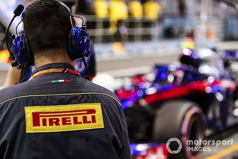 Un ing&eacute;nieur de Pirelli regarde passer la monoplace de Pierre Gasly, Scuderia Toro Rosso STR13 