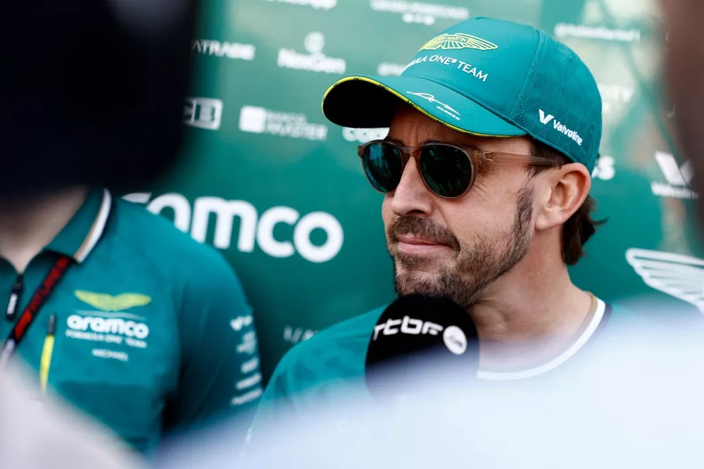 Fernando Alonso, Aston Martin, habla con los medios