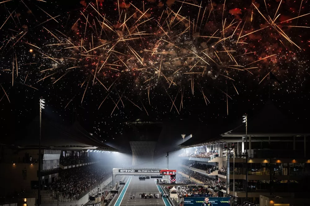 Los fuegos artificiales iluminan el cielo al final de la carrera