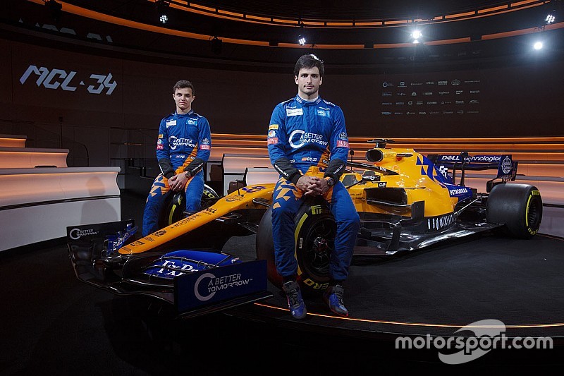 У гонщиков McLaren сменилась форма: теперь она синяя