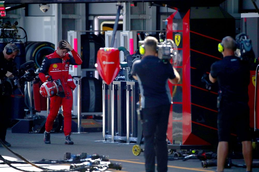 Charles Leclerc, de Ferrari, regresa a su garaje tras retirarse de la carrera