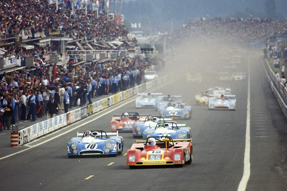#15 Ferrari SEFAC, Ferrari 312PB: Jacky Ickx, Brian Redman, ahead of #10 Matra-Simca Shell, Matra-Simca MS670B: Fran&ccedil;ois Cevert, Jean-Pierre Beltoise and #11 Matra-Simca Shell, Matra-Simca MS670B: Henri Pescarolo, G&eacute;rard Larrousse, at the start