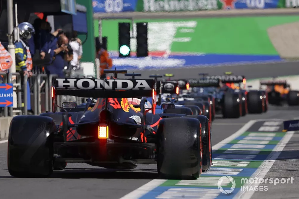 Max Verstappen, Red Bull Racing RB16B, en el pit lane
