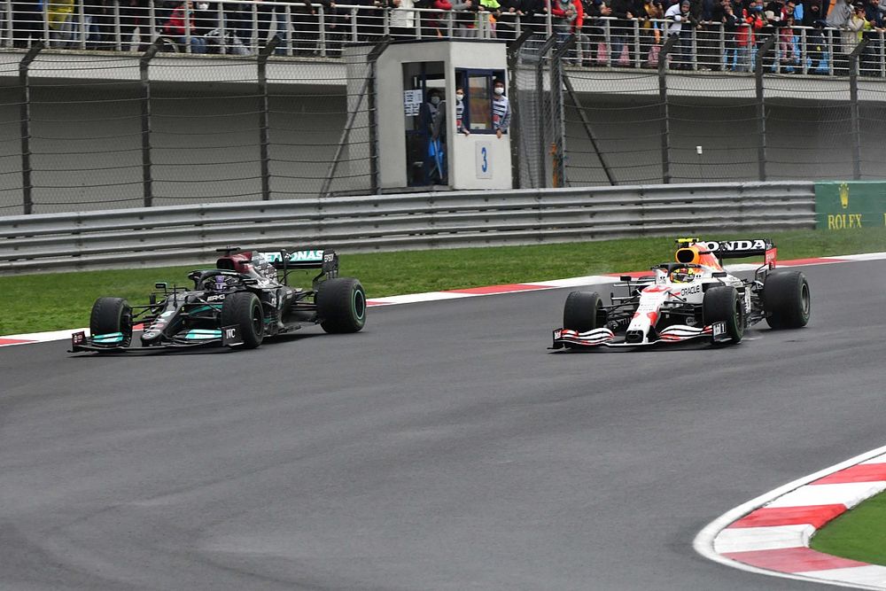 Lewis Hamilton, Mercedes W12, strijdt met Sergio Perez, Red Bull Racing RB16B