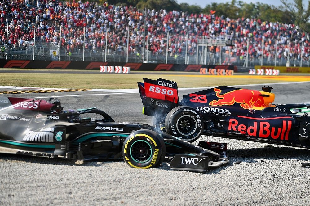 Secuencia del choque de Lewis Hamilton, Mercedes W12 y Max Verstappen, Red Bull Racing RB16B