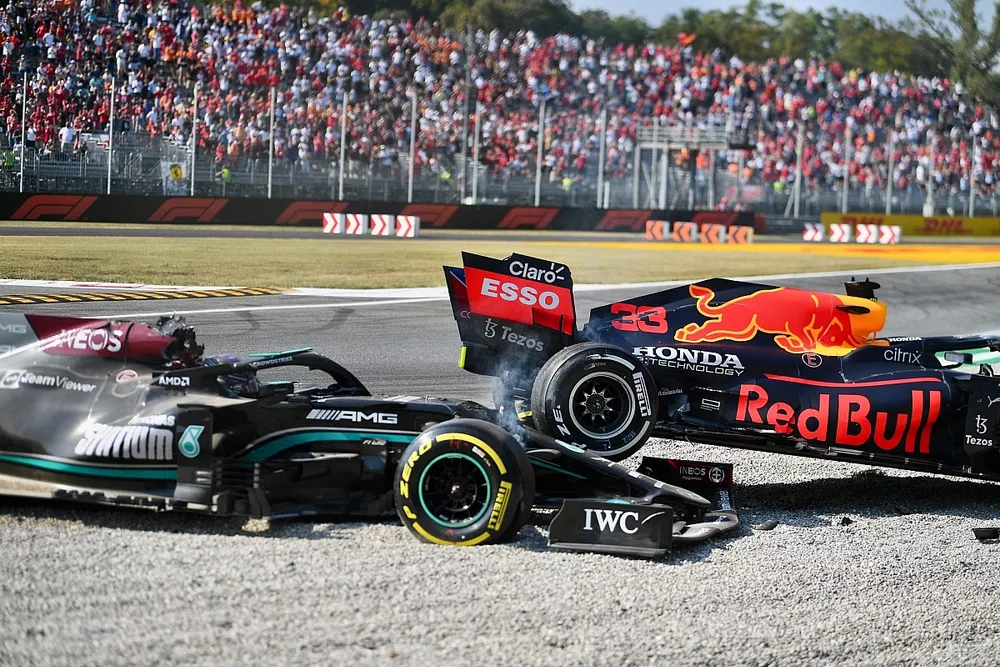 Secuencia del choque de Lewis Hamilton, Mercedes W12 y Max Verstappen, Red Bull Racing RB16B
