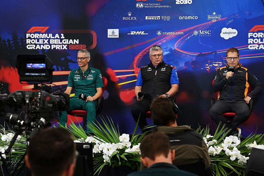 Mike Krack, director del equipo Aston Martin F1, Otmar Szafnauer, director del equipo Alpine F1, Andreas Seidl, director del equipo McLaren, en la rueda de prensa