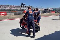 VIDEO: Mecánicos bloquearon la salida a pista de un rival en Moto3