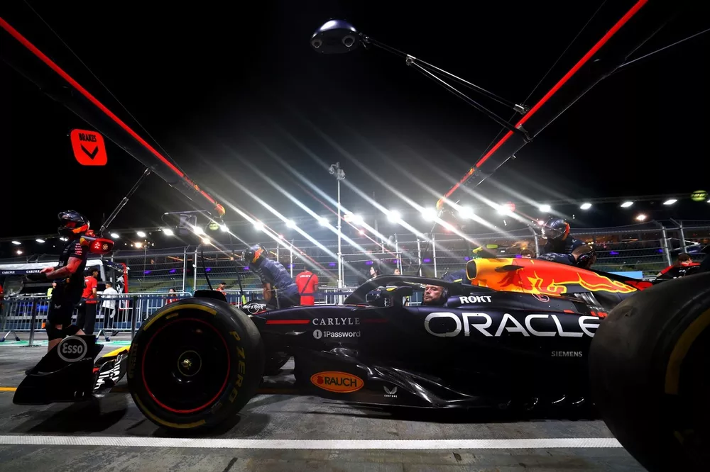 Entra&icirc;nement aux arr&ecirc;ts au stand chez Red Bull