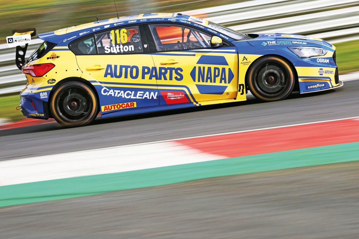 BTCC Croft: Sutton defeats Ingram in crash-strewn finale