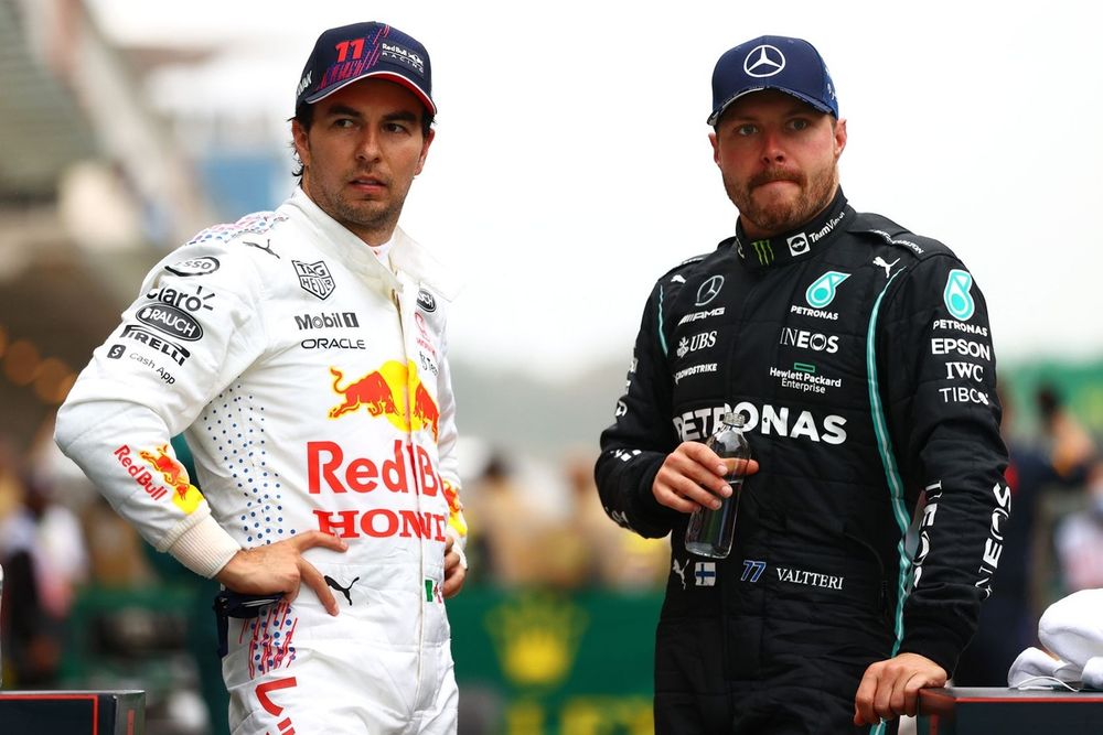 Race winner Valtteri Bottas, Mercedes GP, Sergio Perez, Red Bull Racing