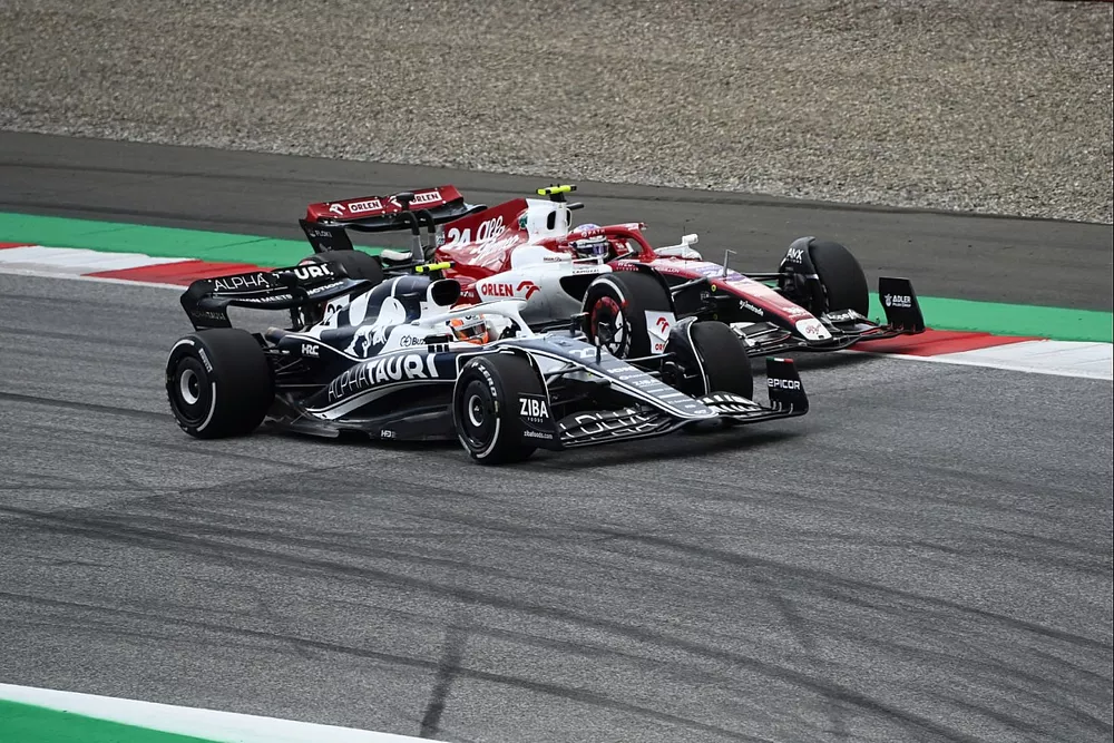 Yuki Tsunoda, AlphaTauri AT03, battles with Zhou Guanyu, Alfa Romeo C42