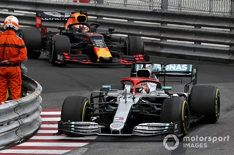 Lewis Hamilton, Mercedes AMG F1 W10 voor Max Verstappen, Red Bull Racing RB15