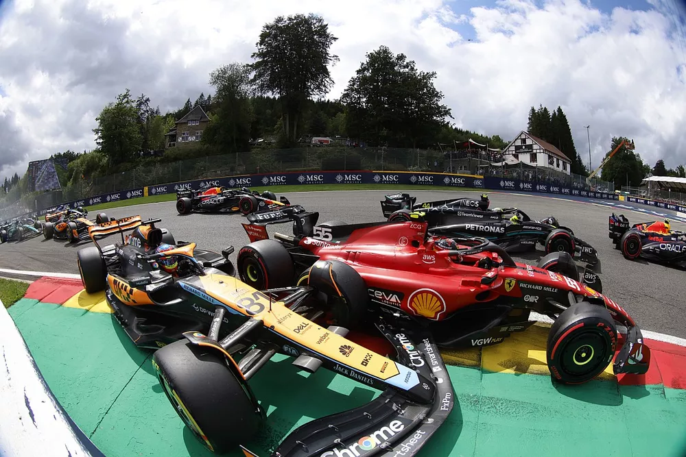 Carlos Sainz, Ferrari SF-23, Oscar Piastri, McLaren MCL60, chocan al inicio de la carrera