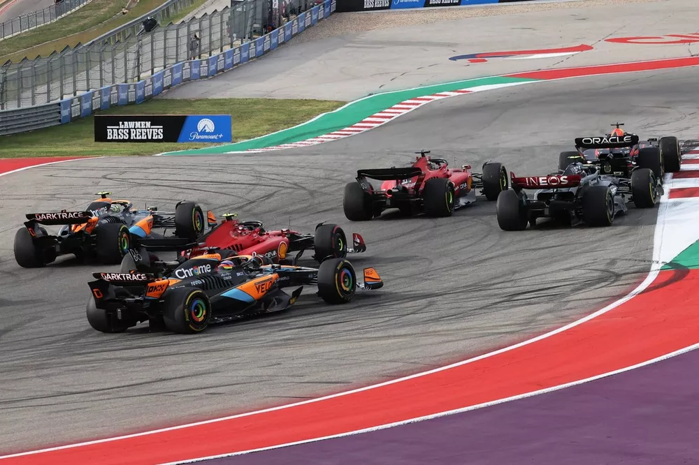 Max Verstappen, Red Bull Racing RB19, Charles Leclerc, Ferrari SF-23, Lando Norris, McLaren MCL60, Lewis Hamilton, Mercedes F1 W14, Carlos Sainz, Ferrari SF-23, Oscar Piastri, McLaren MCL60, the rest of the field at the start of the Sprint race
