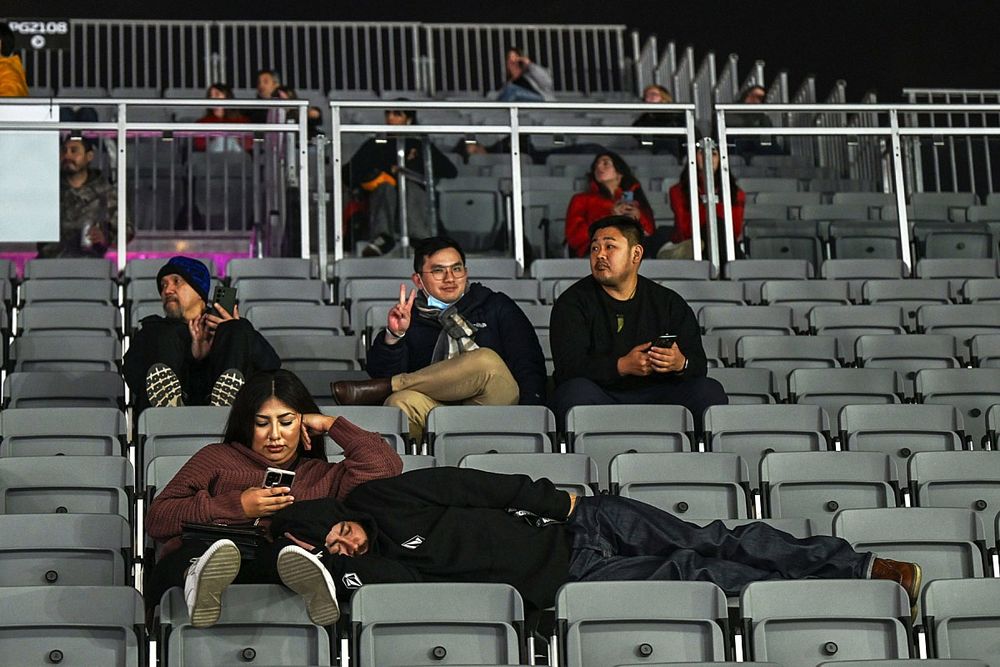 Los fans esperan en una grada