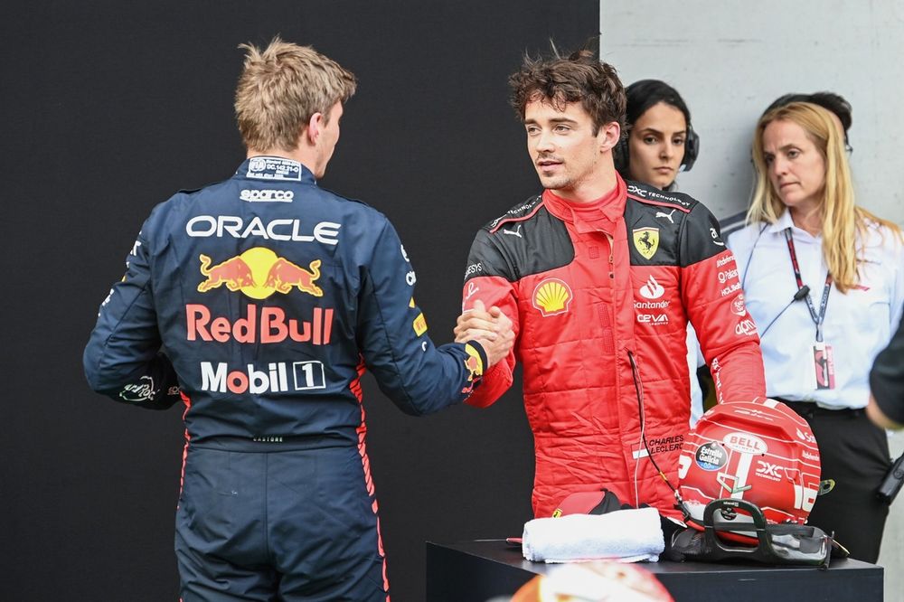 Ganador de la pole, Max Verstappen, Red Bull Racing, y Charles Leclerc, Scuderia Ferrari, se felicitan mutuamente tras la Calificaci&oacute;n.
