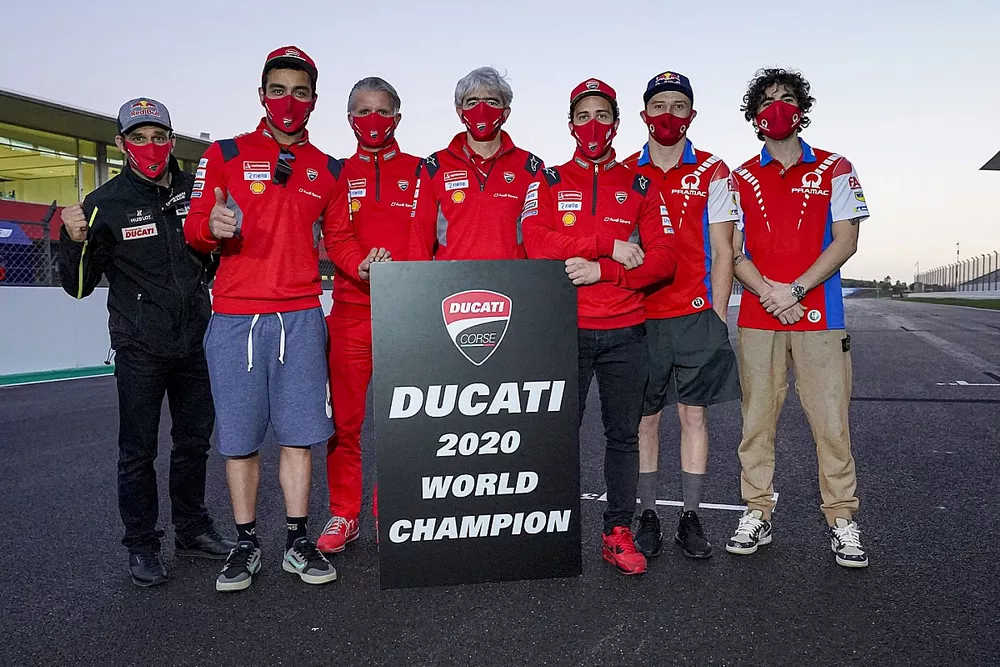 Photo d'&eacute;quipe de Ducati apr&egrave;s leur victoire au championnat du monde constructeurs avec Luigi Dall'Igna, General Manager of Ducati Corse, Johann Zarco, Avintia Racing, Andrea Dovizioso, Ducati Team, Danilo Petrucci, Ducati Team, Jack Miller, Pramac Racing, Francesco Bagnaia, Pramac Racing