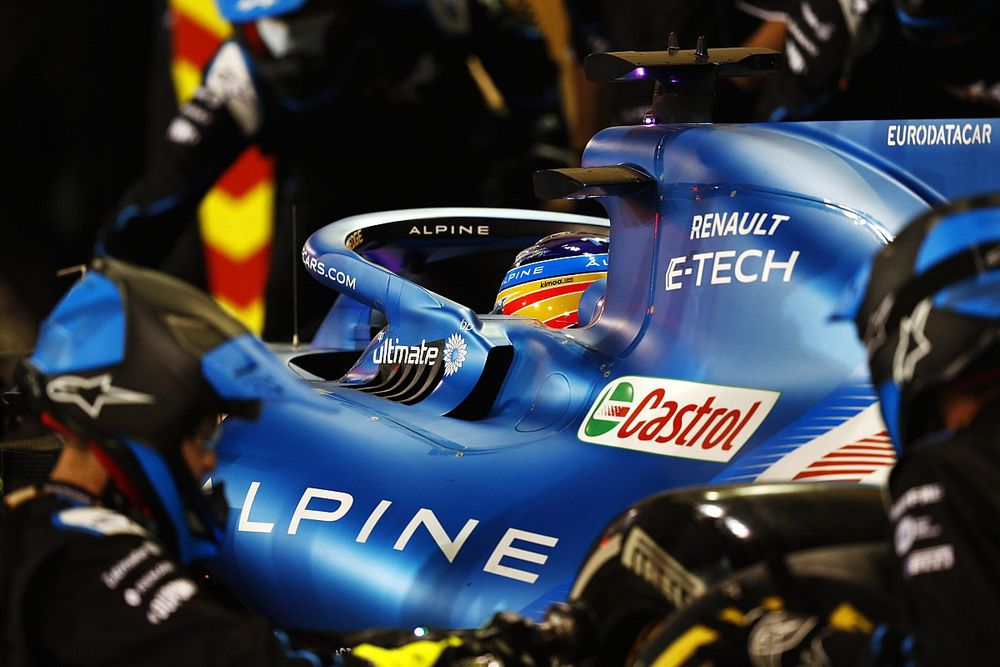 Fernando Alonso, Alpine A521, en pits