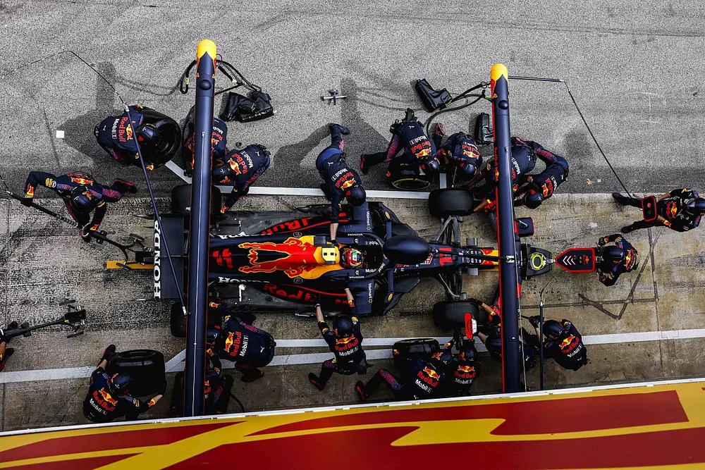 Sergio P&eacute;rez, Red Bull Racing RB16B pit stop