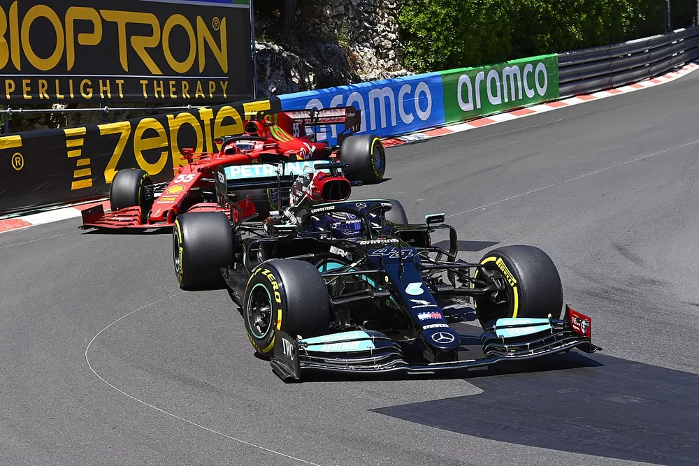 Lewis Hamilton, Mercedes W12, Carlos Sainz Jr., Ferrari SF21